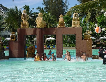 Holiday Inn Regent Beach 02